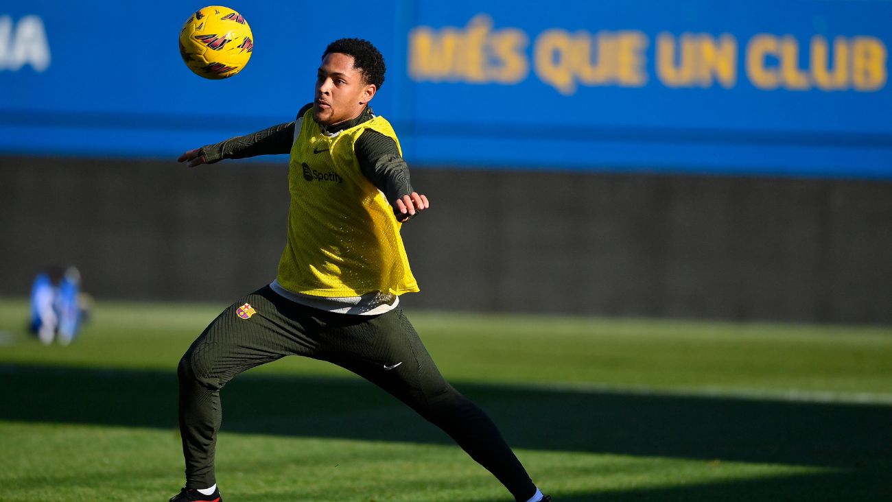 Barcelona registering new signing Vitor Roque in time for Las Palmas clash - report