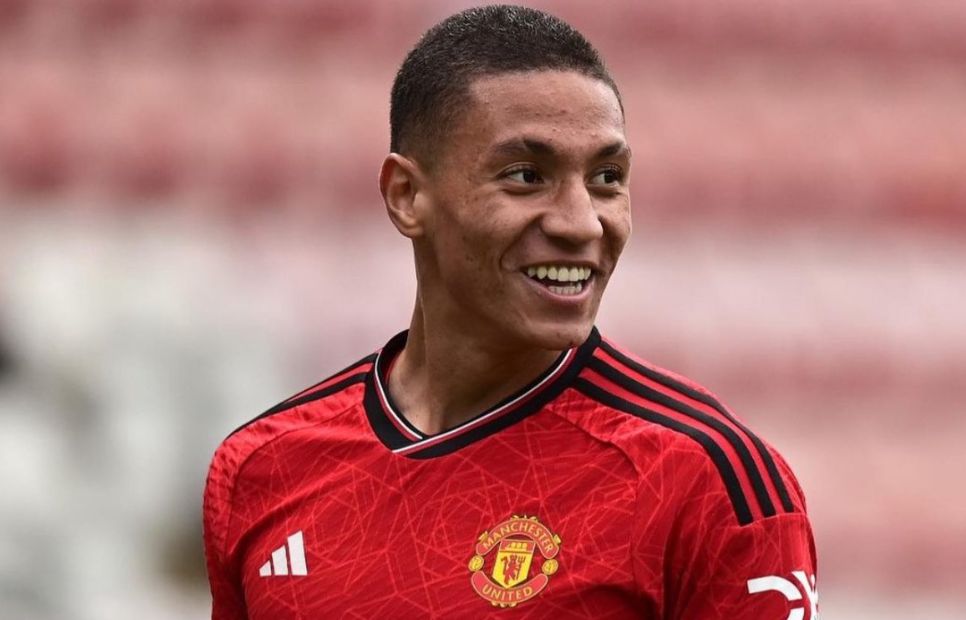 Sevilla sign Manchester United starlet on deal until 2028, confirmation to come in next few days